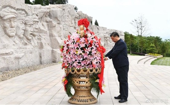 向湘江战役红军烈士敬献花篮