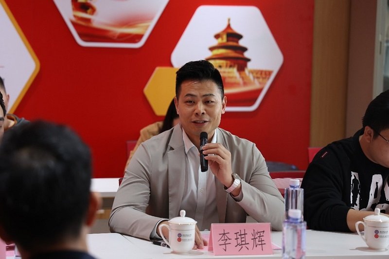 全体辅导员参加活动