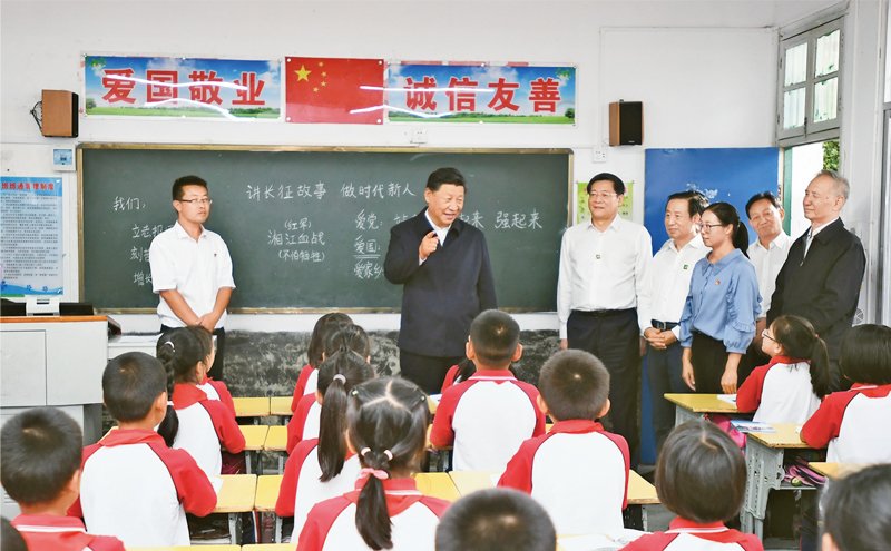 既不偏离“一个中心”