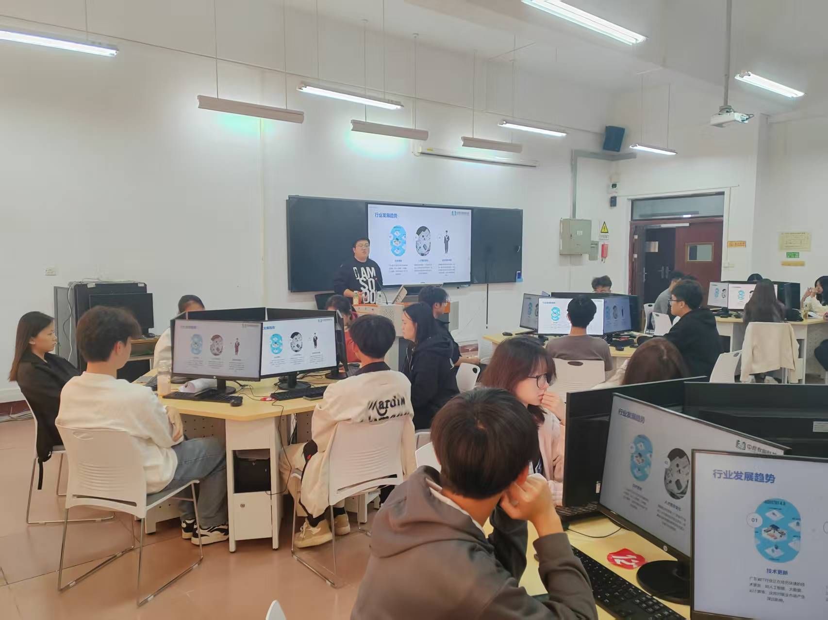助力金鹰体育手机版下载新人权益学子明